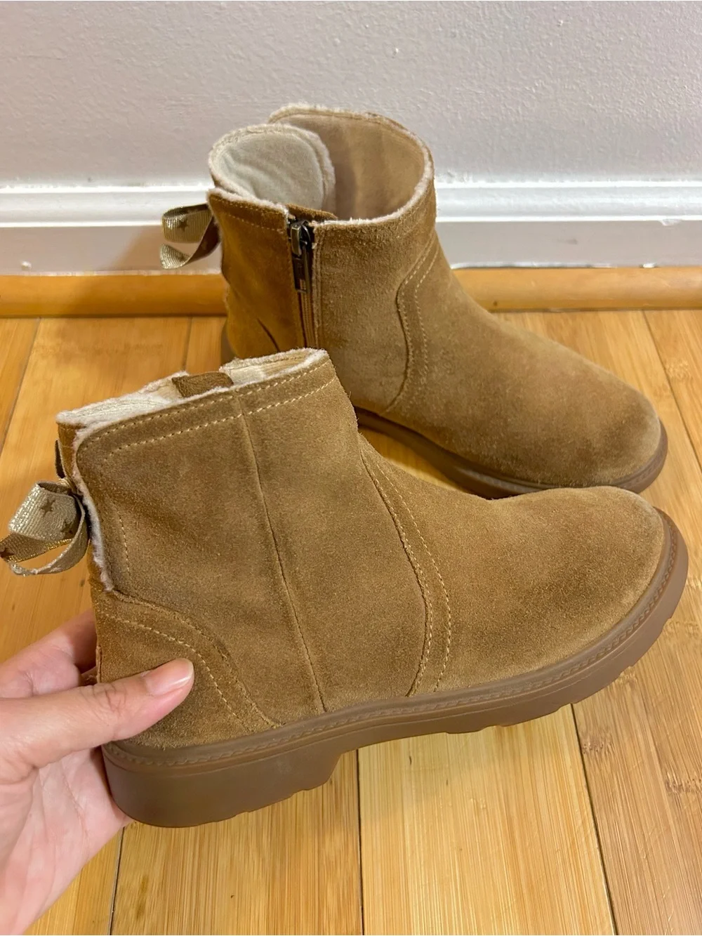 UGG Kids Lynde Chelsea Suede Winter Boots - Chestnut - 4Y or 5.5W